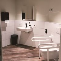 Rollstuhlgerechte Toilette vorhanden (nicht beschriftet, unten, im Zweifel muss man das Personal fragen) at Katzentempel - Bremen in Bremen