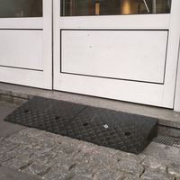 Rampe auf Anfrage verfügbar (allerdings kann man sich ohne stufen-überwindende Hilfe im Laden nicht bemerkbar machen) at Katzentempel - Bremen in Bremen