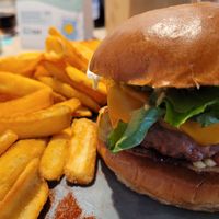 Pommes und Cheeseburger mit Beyond Meat Patty at Katzentempel - Bremen in Bremen
