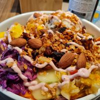Die Rainbow Bowl mit Mango, Mandeln, Wildreis, Röstzwiebeln, Rotkohl..... at Katzentempel - Bremen in Bremen