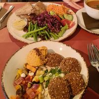 Onderaan de falafelbowl. Bovenaan een tostie (niet vegan) at Cafe Dudu in Heule