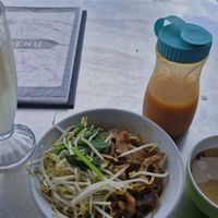 Kewtiau soup and soursop juice at Go Vegetarian in Denpasar