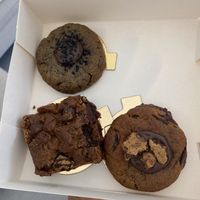 Super cute all-vegan bakery! We tried the brookie (brownie-cookie) and two cookies. Very delicious 😋  at Mazira Patisserie  in Antibes