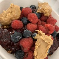 Overnight Oat mit Beeren 😋  at Miss Pavlova in Porto