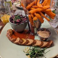 Fritz-Menu with vegan currywurst (beyond meat), sweet potato fries, vegan agave mayo, salad #Veganuary at Fritz Mitte Schlossgasse in Jena