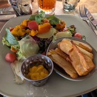 Winter chop chop salat mit yuka maniok fritters (Achtung: Dip ist nicht vegan) at Fritz Mitte Schlossgasse in Jena
