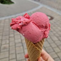 Himbeereis at La Gelateria Uffenheim in Uffenheim