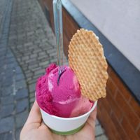 ½ Kugel Drachenfrucht und ½ Kugel Erdbeereis at Eiscafé da Mauri in Uffenheim