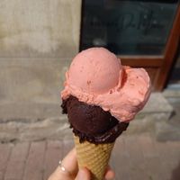 Erdbeer und Dark Chocolate Eis at Eiscafé da Mauri in Uffenheim