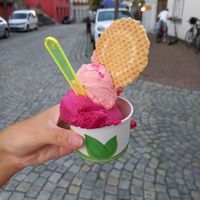 Drachenfrucht und Erdbeereis at Eiscafé da Mauri in Uffenheim