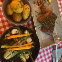Redefined Meat Rumpsteak 250g mit Kartoffeln und Gemüse at La Petite Véganerie - Brasserie in Berlin