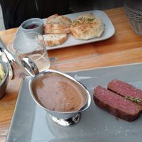 Oben Brie, unten Rumpsteak und Pfefferrahmsoße, links das Kartoffelpüree at La Petite Véganerie - Brasserie in Berlin