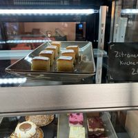 Zitronen kuchen (lemon cake) at La Petite Véganerie - Brasserie in Berlin