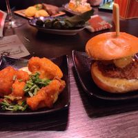 Fried cauliflower, New Meat burger at Pinchos in Trollhattan
