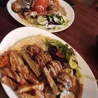 Veganer Teller (oben), Khartoum Teller (unten) at Ibras Bistro in Hamburg