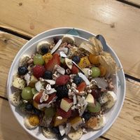 “Sunny Crunchy Bowl for breakfast” with yogurt, granola & fruit #Veganuary at Seenswert - Vegane Pension und Ferienwohnungen am Ammersee in Paehl