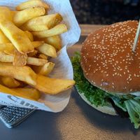 Pommes mit Vegan Green Oat Burger at Svenjas Diner  in Idar-oberstein