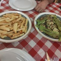 Patatas fritas y verduras a la plancha at Guesthouse Prrockaj in Theth