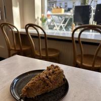 Kuchen (enthält Gluten) und Ausblick auf Außenbereich  at Café Roots in Hamburg