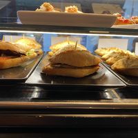 Hummus, vegetal con queso vegano y tofu con verduras  at Café Dublin in Vitoria Gasteiz