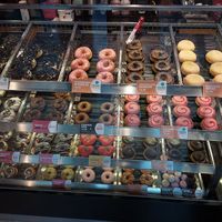 5 vegan flavors, which seem to be always in stock at Dunkin' - Hauptbahnhof in Frankfurt