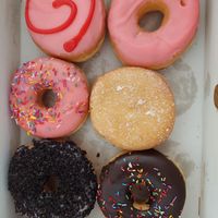 Box of all the 6 vegan flavors that were available at Dunkin' - Hauptbahnhof in Frankfurt