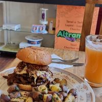 Fake Pulled Pork Burger with potatoes. at ALTRAMUZ - Sagarnaga in La Paz