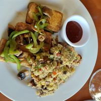 Tofu+ quinoa Salat + salsa at Los Portales in Valladolid
