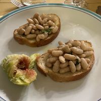 Crostini con cannellini e fichi  at Palazzo Bandino in Chianciano Terme
