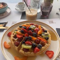 Waffle con frutta fresca e sciroppo   at Coffee Lovers in Corfu