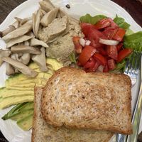 vegan Avocado/hummus toast mit Pilzen und Tomaten Salat   at Om Garden Cafe in Pai