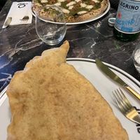 Vorne frittierten Pizza mit veganem Mozzarella (9€) und hinten Delizia campana (auch vegan)  at OWAP - Pignasecca in Naples