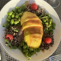 Ensalada de quinoa, mango y edamame  at Praia da Luz in Porto