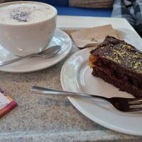 Vegane Sachertorte und Cappuccino mit Hafermilch at Organix Biomarkt in Stuttgart
