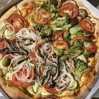 A mais gostosa achei a vegana 1, aquela com cogumelos, abobrinha e cebola  at La Pizza in Campos Do Jordao