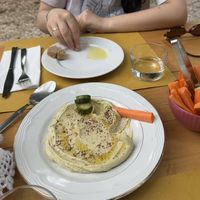 Hummus con Crudités e pane integrale appena sfornato  at conviviovegetariano in Collevecchio
