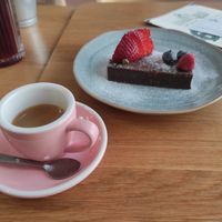 Vegan cake at Amélia Foz in Porto