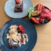3 vegan dessert options! Healthy Snickers, rice pudding + fruit and brownie   at Amélia Foz in Porto