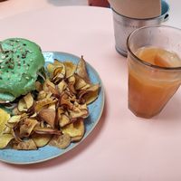veganer Linsenburger und Saft des Tages at Amélia Foz in Porto