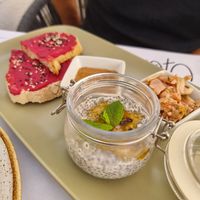 Caeiro-menu vegan com tosta de beterraba  manteiga de amendoim, jack e pudim de chia com geleia de maracujá e panquecas de aveia e bansna com agave at Ofélia in Tavira