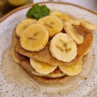 Panqueca aveia, banana e agave do menu Caeiro at Ofélia in Tavira