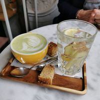 Matcha latte and fresh ginger tea with small pieces of vegan vanilla cake at The Happiness Café in Den Bosch