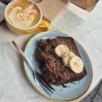Havercappuccino met bananenbrood at The Happiness Café in Den Bosch