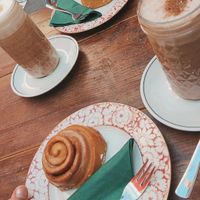 Cinnamon Bun und Iced Chai Latte at little green kitchen - Kunibertsviertel in Cologne