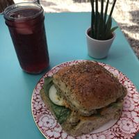 Bunt belegte foccacia mit Blumenkohl-Cheeze, Grün, Gurke & Kernen   at little green kitchen - Kunibertsviertel in Cologne