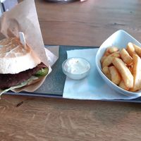 Beefree Burger mit Pommes und veganer Mayonnaise at Eden   in Jena
