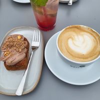 Rosenlimo, Hafermilch-Kaffee und Bananenkuchen at Café 23  in Wuppertal