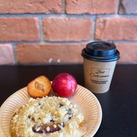 Drożdżówka orkiszowa z budyniem i owocami 🔥 at Bez Cukrzenia in Gdansk