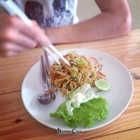 papaya pad thai at Charlie and Lek Health Restaurant in Pai