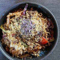 Noodels con vegetales para riquisimo con brotes de rabano y en aliño tenía almendras, un deleite.   at Ancora in La Palma